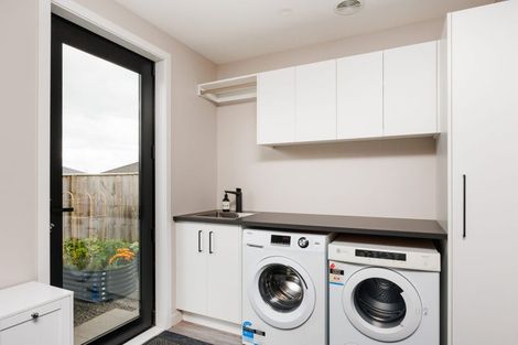 Photo of property in 4 Sardinia Grove, Fitzherbert, Palmerston North, 4410