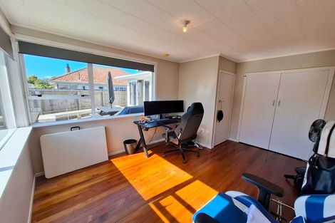 Photo of property in 21 Tarahua Road, Vogeltown, New Plymouth, 4310