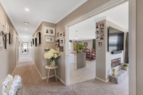 Photo of property in 11 Monaco Grove, Fitzherbert, Palmerston North, 4410