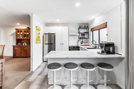 Photo of property in 21 Waterview Road West, Stanley Point, Auckland, 0624