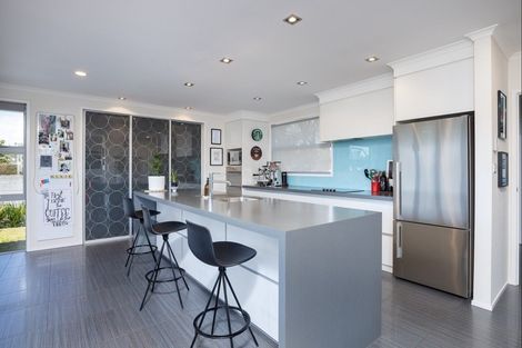 Photo of property in 13 Montrose Place, Highlands Park, New Plymouth, 4312