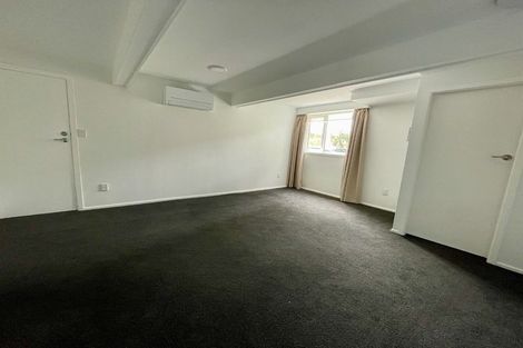 Photo of property in 28 Brooker Grove, Newlands, Wellington, 6037