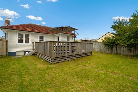 Photo of property in 2 Totara Road, Te Atatu Peninsula, Auckland, 0610
