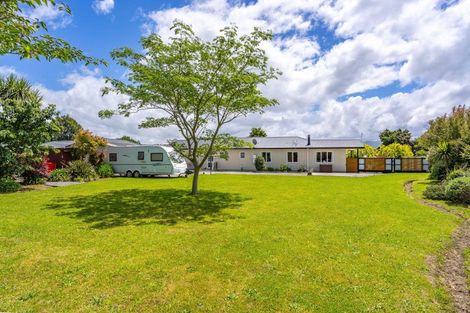 Photo of property in 2 Daffodil Grove, Carterton, 5713