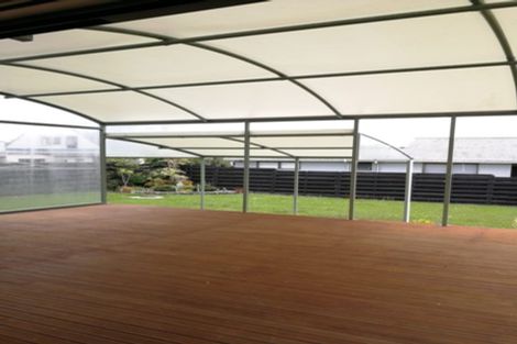 Photo of property in 12 Bamboo Grove, Kelston, Auckland, 0602