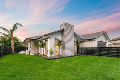 Photo of property in 18 Huntington Park Drive, Greenhithe, Auckland, 0632
