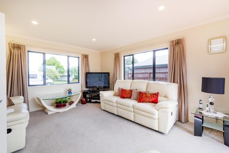Photo of property in 16 Sycamore Crescent, Fitzherbert, Palmerston North, 4410