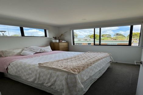 Photo of property in 3/8 Chivalry Road, Glenfield, Auckland, 0629