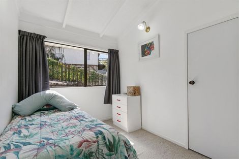 Photo of property in 69 Easton Park Parade, Glenfield, Auckland, 0629
