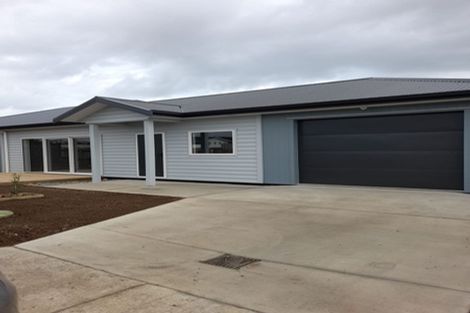 Photo of property in 1 Madden Avenue, Kumeu, 0810