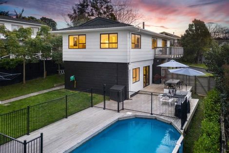 Photo of property in 5 Paruru Avenue, Northcote, Auckland, 0627
