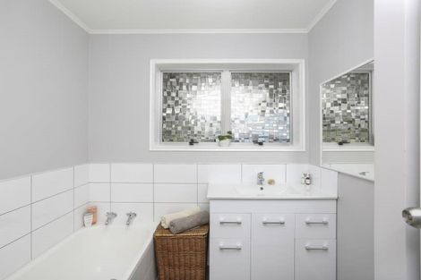 Photo of property in 5 Kauri Street, Inglewood, 4330