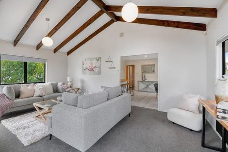 Photo of property in 2/15 Tetrarch Place, Totara Vale, Auckland, 0629