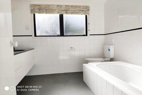 Photo of property in 10 Forsythe Place, Massey, Auckland, 0614
