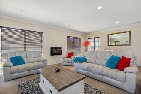 Photo of property in 34 Stranraer Crescent, Wattle Downs, Auckland, 2103