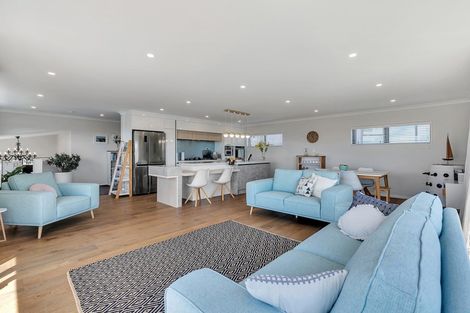 Photo of property in 29 Bernleigh Terrace, West Harbour, Auckland, 0618