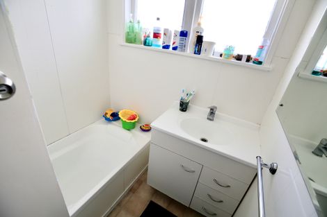 Photo of property in 17 Paul Crescent, Fairfield, Hamilton, 3214