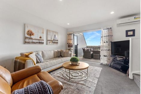 Photo of property in 2/13 Pannill Place, Oteha, Auckland, 0632