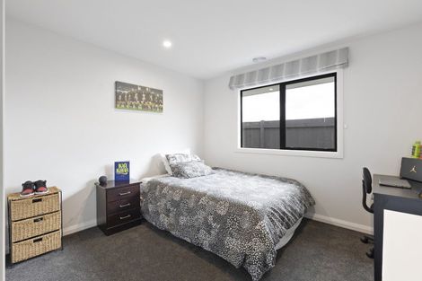 Photo of property in 2 Corsica Court, Fitzherbert, Palmerston North, 4410