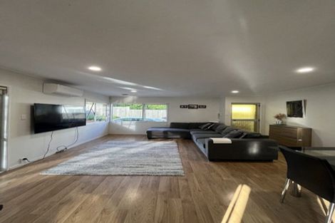 Photo of property in 2/17 Lambrown Drive, Totara Vale, Auckland, 0629