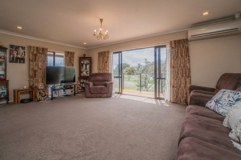 Photo of property in 27 Kiwi Esplanade, Mangere Bridge, Auckland, 2022