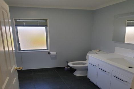 Photo of property in 92 Whangaparaoa Road, Red Beach, 0932