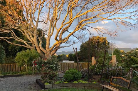 Photo of property in 16 Walton Avenue, Waikanae, 5036
