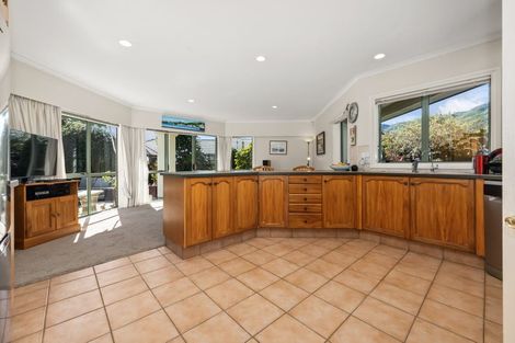 Photo of property in 16 Cranbrook Grove, Waikanae, 5036