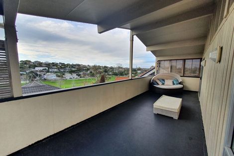 Photo of property in 2/42 Knightsbridge Drive, Forrest Hill, Auckland, 0620