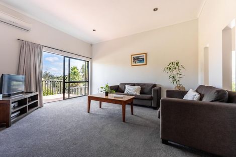 Photo of property in 38 Rivervale Grove, Stanmore Bay, Whangaparaoa, 0932