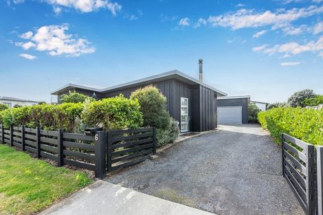 Photo of property in 6 Olliver Grove, Waikanae Beach, Waikanae, 5036