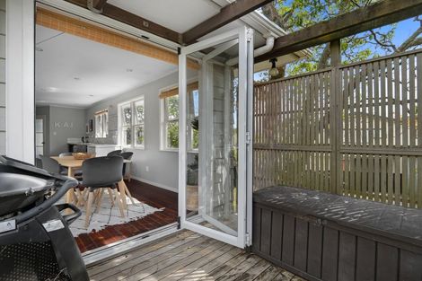 Photo of property in 10 Awaroa Road, Sunnyvale, Auckland, 0612