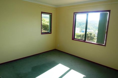 Photo of property in 11 Bennett Grove, Newlands, Wellington, 6037