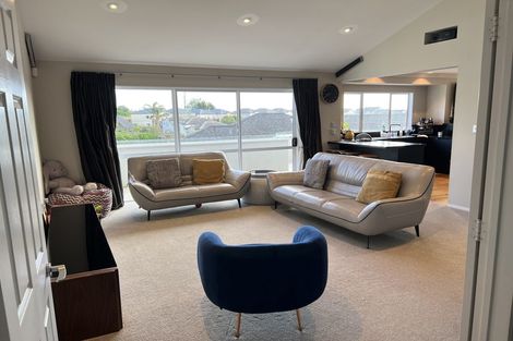 Photo of property in 26 Bernleigh Terrace, West Harbour, Auckland, 0618