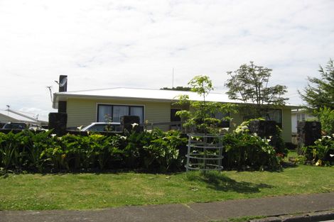 Photo of property in 19 Tarata Crescent, Mangere Bridge, Auckland, 2022