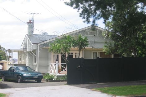 Photo of property in 3 Adam Street, Greenlane, Auckland, 1051
