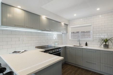 Photo of property in 2/26 Manly Esplanade, Browns Bay, Auckland, 0630