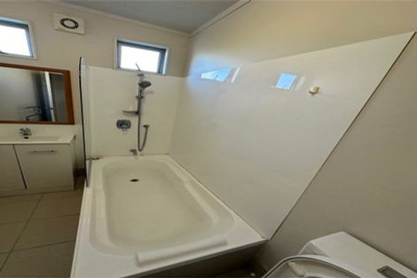 Photo of property in 72 Kervil Avenue, Te Atatu Peninsula, Auckland, 0610