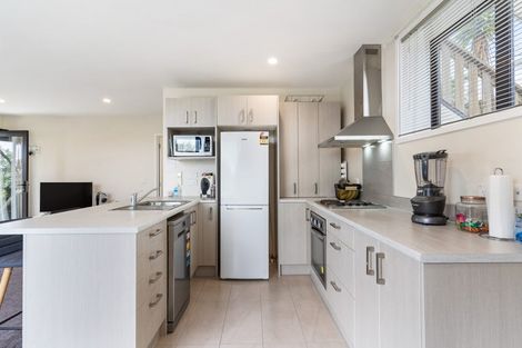 Photo of property in 2b Grenadine Place, Unsworth Heights, Auckland, 0632