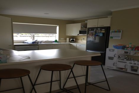 Photo of property in 16 Reremanu Place, Weymouth, Auckland, 2103