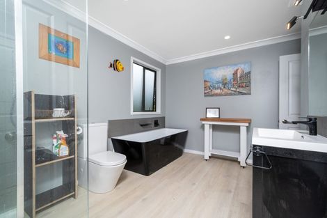 Photo of property in 36 Turanga Road, Henderson Valley, Auckland, 0612