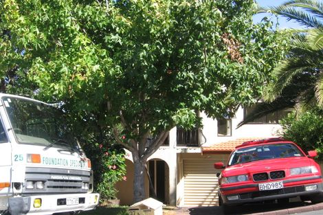 Photo of property in 2/27 Churchill Road, Murrays Bay, Auckland, 0630