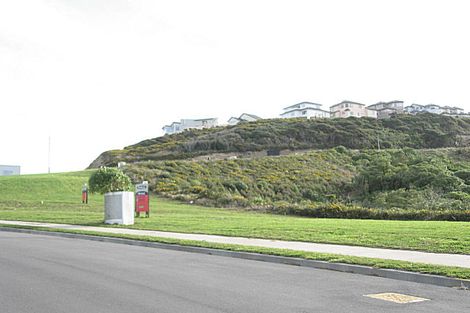 Photo of property in 15 Bendigo Grove, Newlands, Wellington, 6037