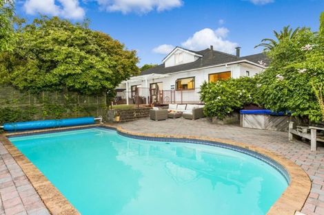 Photo of property in 10 Louvain Place, Greenhithe, Auckland, 0632
