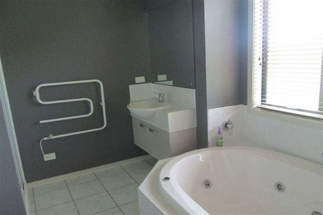 Photo of property in 16 San Clemento Way, Rototuna, Hamilton, 3210