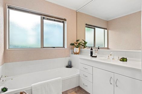 Photo of property in 20 Meadowviews Drive, Welcome Bay, Tauranga, 3112