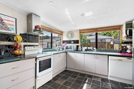 Photo of property in 52 Everglade Drive, Goodwood Heights, Auckland, 2105