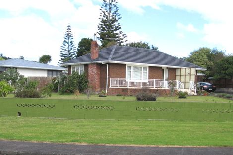 Photo of property in 5 Neil Avenue, Te Atatu Peninsula, Auckland, 0610