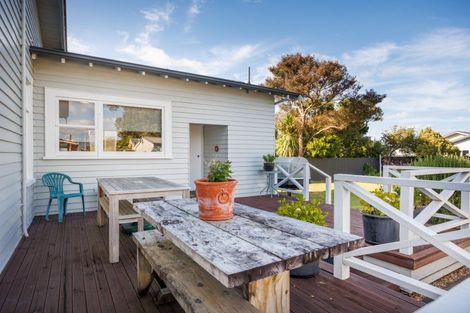 Photo of property in 8 Burns Avenue, Takaro, Palmerston North, 4412