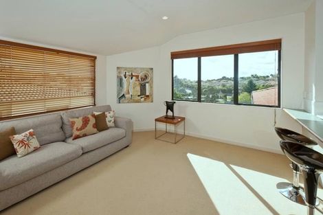 Photo of property in 11 Trotting Terrace, Fairview Heights, Auckland, 0632
